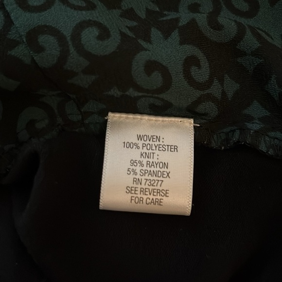 Dana Buchman black and forest green patterned top. Size Large. - Picture 9 of 9